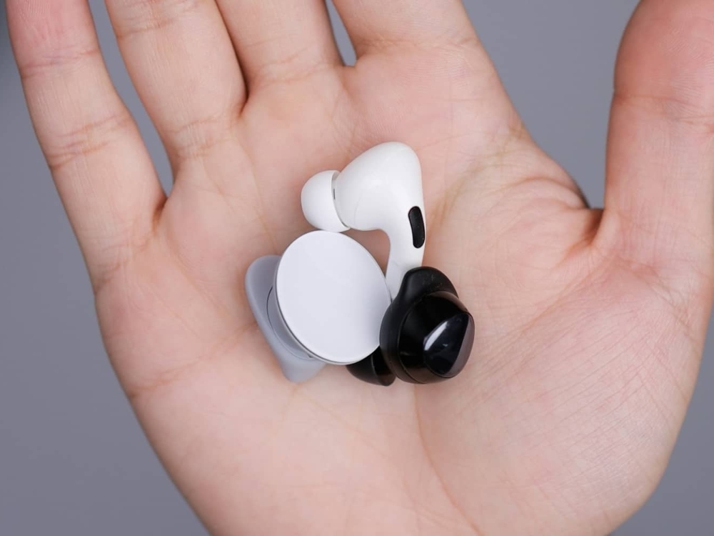 Hearing instrument specialist discussing professionally fit hearing aid options with a patient at Contra Costa Hearing Aid Center in Walnut Creek, CA